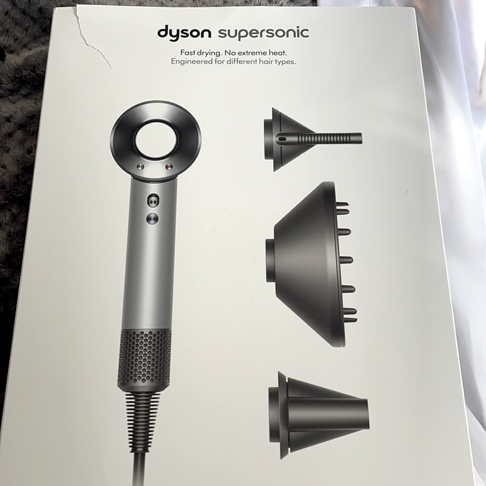 Dyson supersonic professional hairdryer w/ attachments & magnetic stand